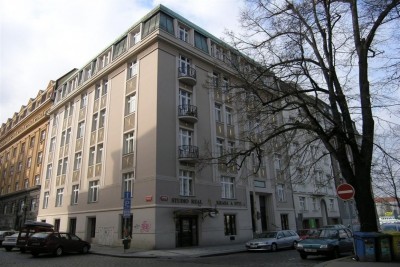 Pronájem rozlehlého bytu u nábřeží, Praha 2, Dřevná ul.