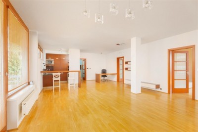 Pronájem moderního bytu 3+1 s balkonem 14 m2, Vršovice, Kodaňská ul.