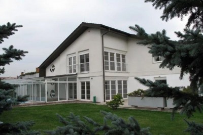 Large 5-bedroom house in Průhonice with easy access to British School