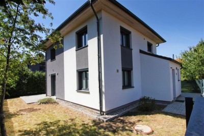 Pronájem nového rodinného domu (5 + kk, 156 m2), Radešovská, Praha 4 - Šeberov