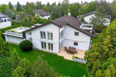 Sale of a 7+1 villa on a 1000m2 plot in the unique location of Průhonice.